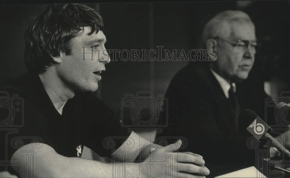 1985 Press Photo Olympic Gold Medalist In Wrestling Jeff Blatnick Does Interview - Historic Images