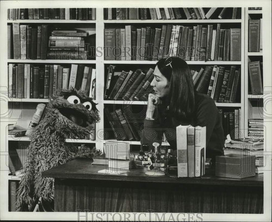 1977 Press Photo Linda Delgado and Oscar the grouch on "Sesame Street," on PBS. - Historic Images