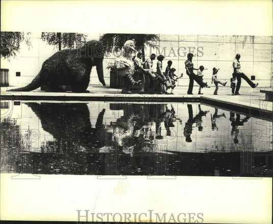 1978 Press Photo Mr. Snuffle-Upagus, friends on the kids series "Sesame Street." - Historic Images