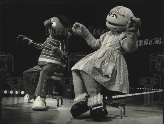 1981 Press Photo Ernie and Prairie Dawn on Auditorium stage for "Sesame Street." - Historic Images