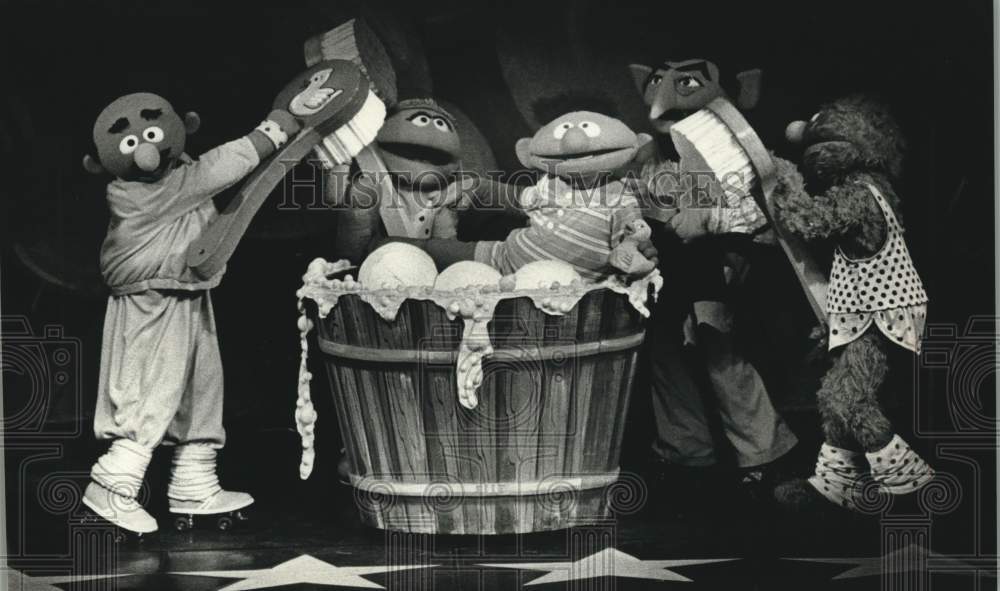 1985 Press Photo Sesame Street Characters in live performance &quot;Silly Dancing&quot;- Historic Images