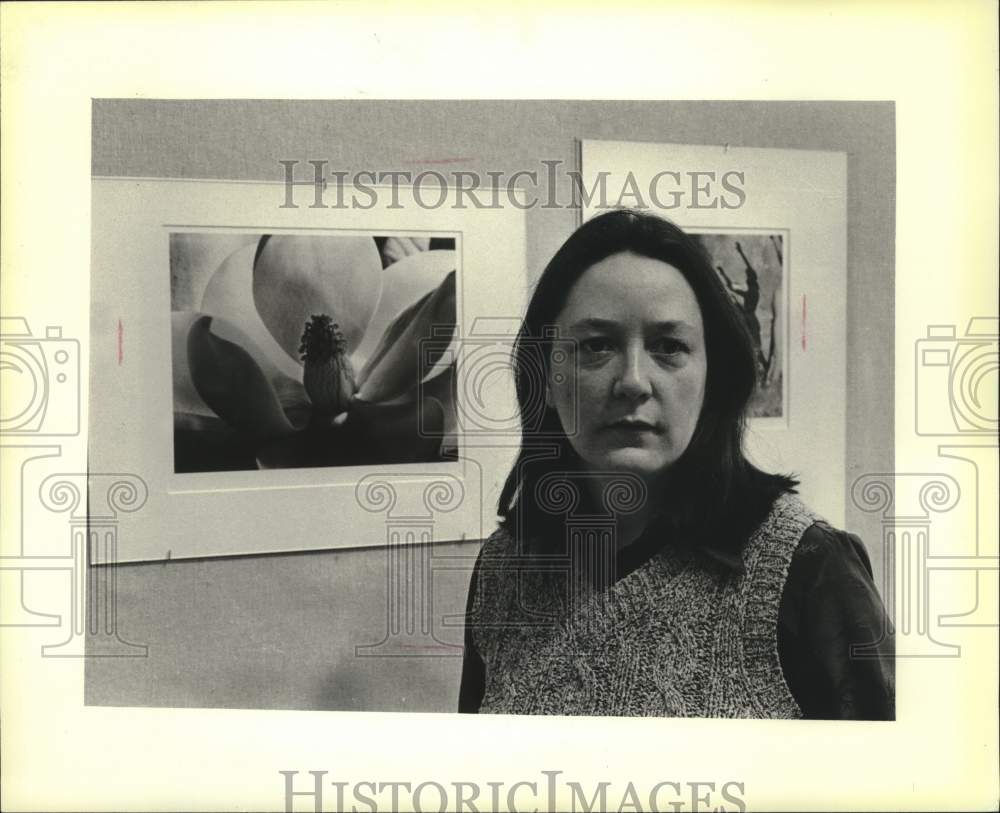 1981 Press Photo Maggie Beal with photo of a magnolia by Imogen Cunningham. - Historic Images