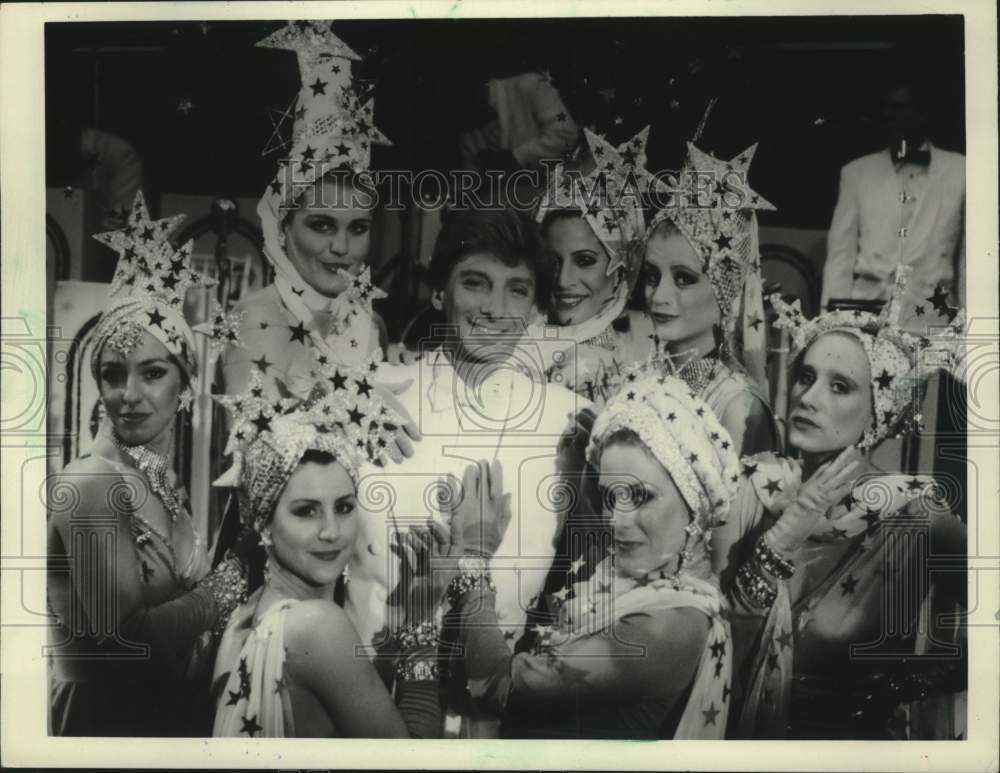 1985 Press Photo Barry Manilow singer by the women chorus of &quot;Copacabana.&quot; - Historic Images