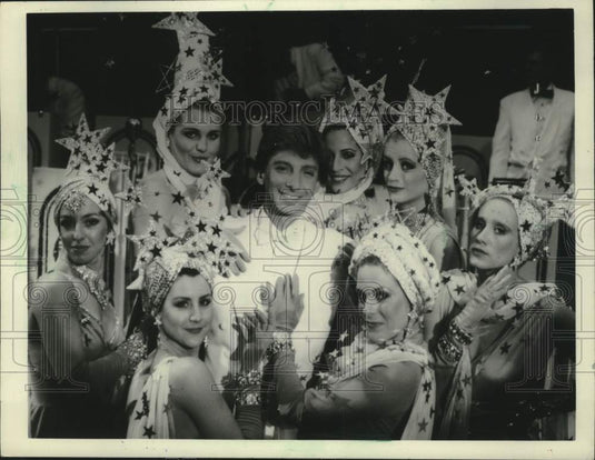 1985 Press Photo Barry Manilow singer by the women chorus of "Copacabana." - Historic Images