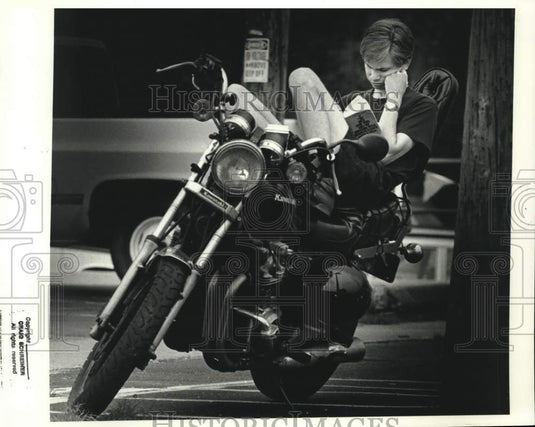 1994 Press Photo Doug Hill Reads on Motorcycle, Madison, Wisconsin - mjc41633 - Historic Images