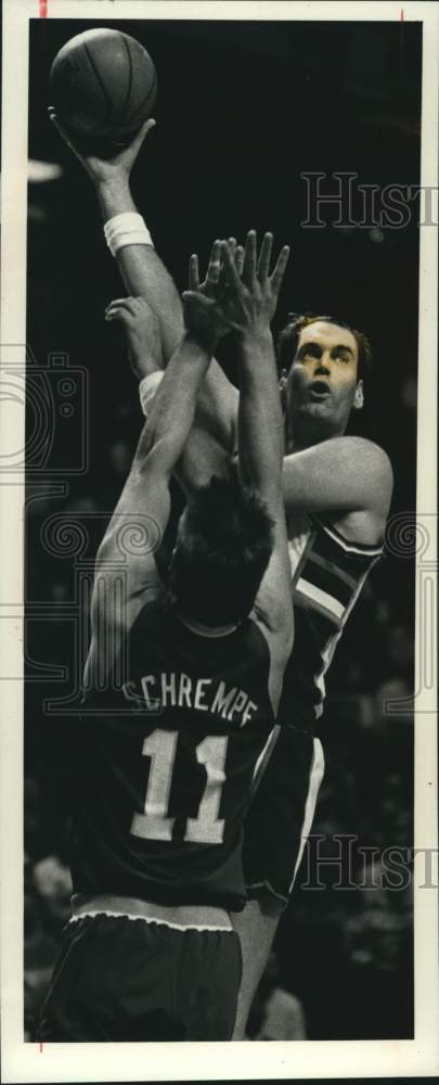 1989 Press Photo Randy Breuer shoots ball during Milwaukee Bucks basketball game - Historic Images