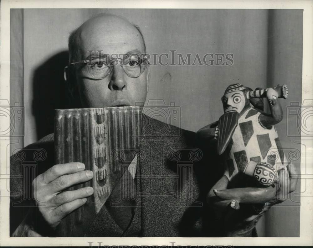 1948 Press Photo Winfield S. Wellington Shows Art From Peruvian Collection - Historic Images