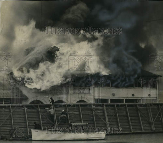 1943 Press Photo Coastguardsmen Climb Dinghy Landing to Put Out Yacht Club Fire - Historic Images