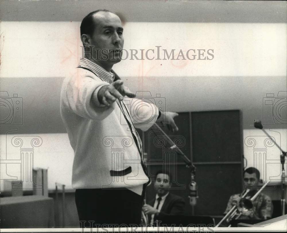 1967 Press Photo Conductor Henry Mancini Leads Musicians - Historic Images