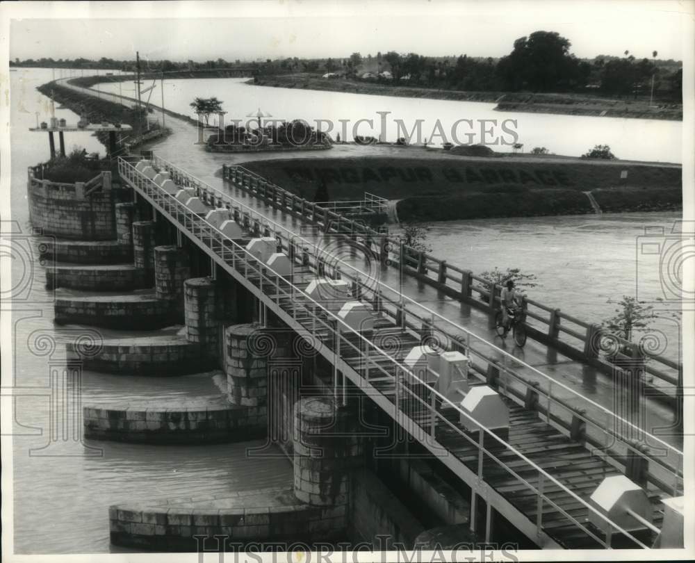1963 Press Photo Durgapur Barrage, India, Used to Divert Damodar River to Farms - Historic Images