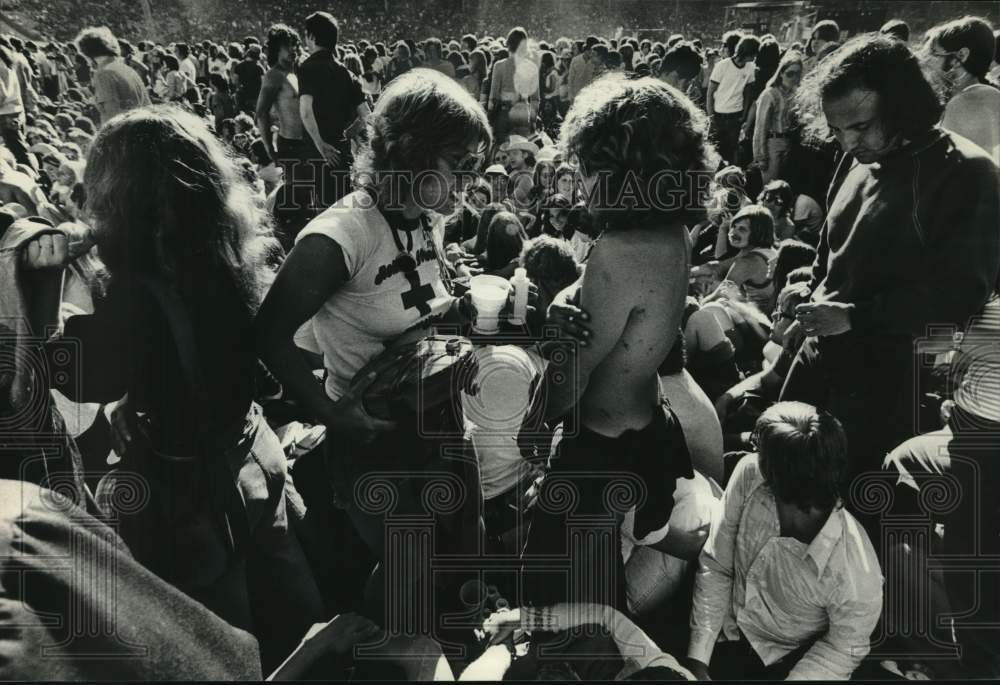 1975 Press Photo Registered Nurse Helps Crowds at Rolling Stones Concert - Historic Images