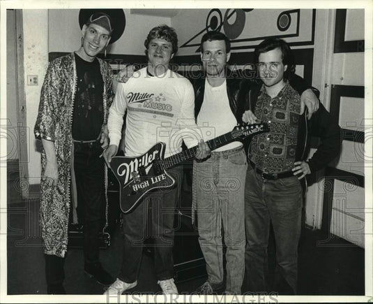 1986 Press Photo Todd Scrima Shows Custom Guitar with The Violent Femmes - Historic Images
