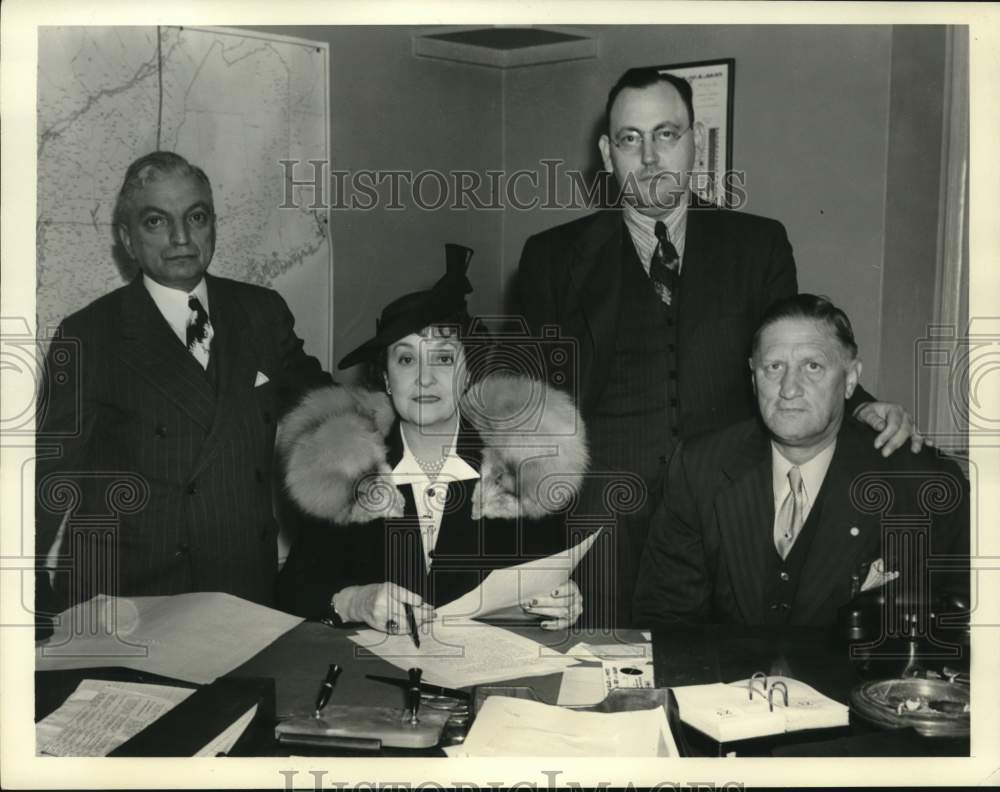 1940, Mrs. W. R. Hearst Signs All-Star Boxing Show for Free Milk Fund - Historic Images