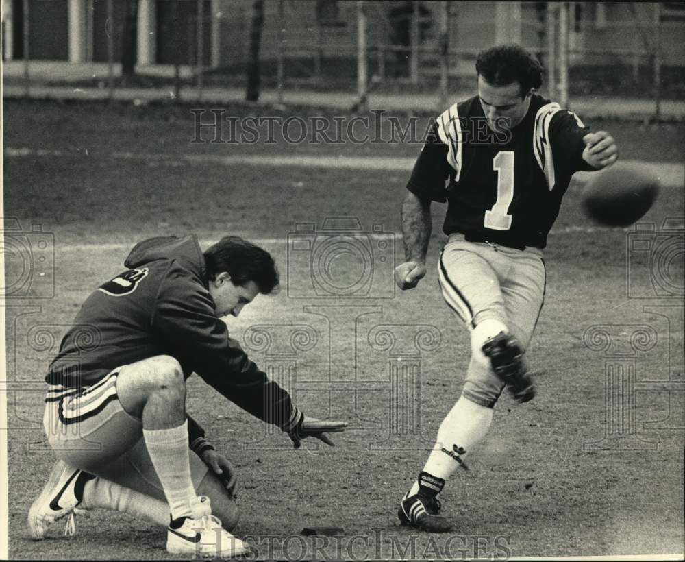 1986 Press Photo Football Place Kicker Dave Hodgson #1, Practices with Teammate - Historic Images