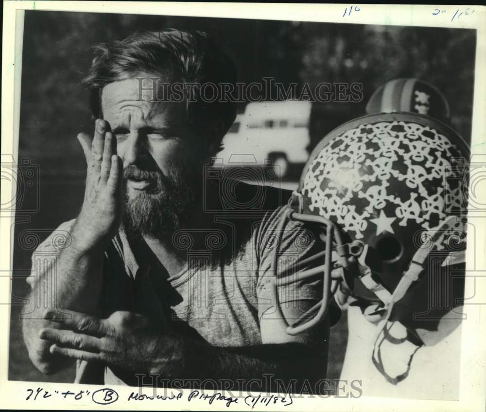 1982 Press Photo New Mexico School for the Deaf Signs to Football Player - Historic Images