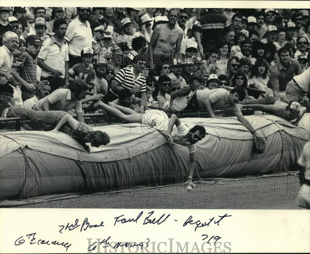 1983 Press Photo Milwaukee Brewers Fans Grab Foul Ball On Third Base Line- Historic Images