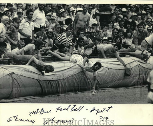 1983 Press Photo Milwaukee Brewers Fans Grab Foul Ball On Third Base Line- Historic Images
