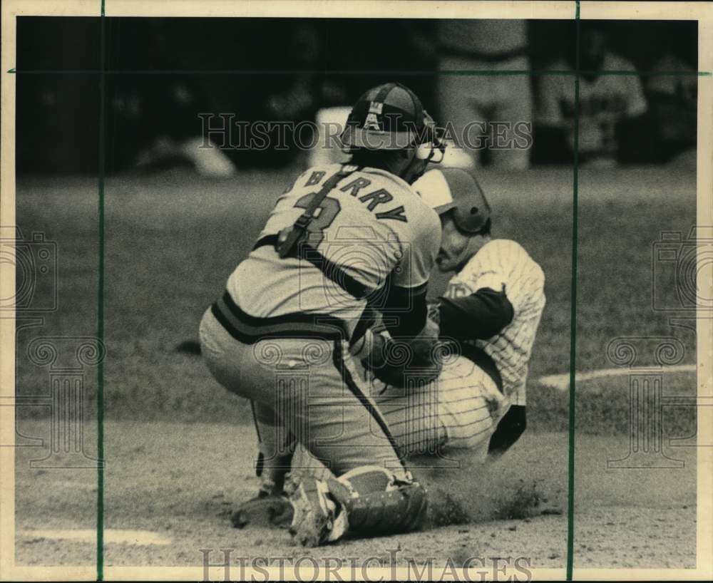 1983 Press Photo Milwaukee Brewers Ned Yost Thrown Out Against California- Historic Images