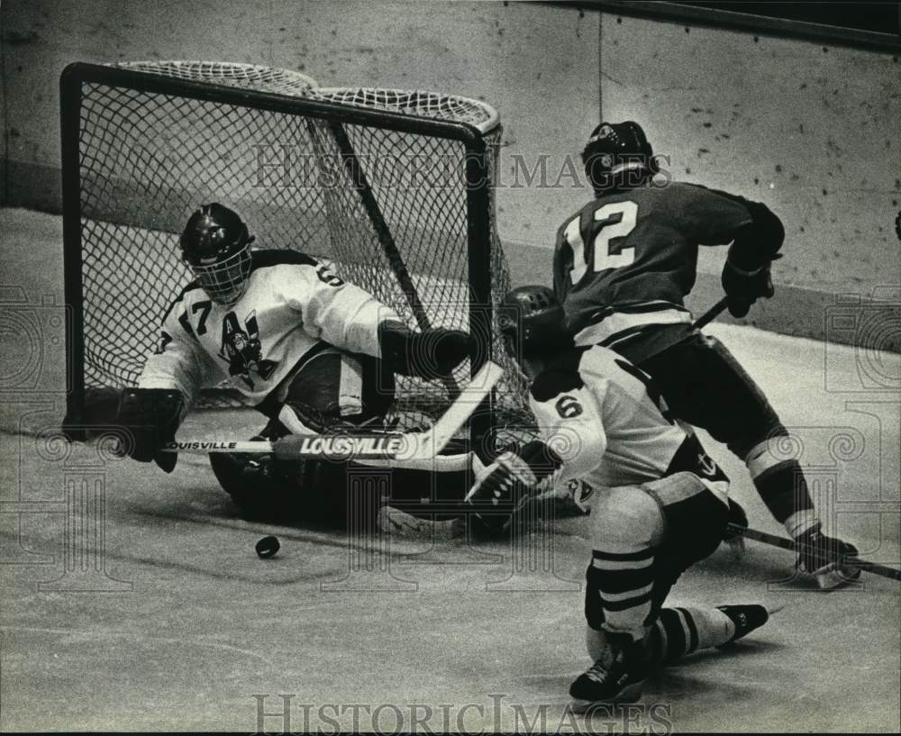1983 Press Photo Milwaukee Admiral Rich Sirois Makes Save Against Fort Wayne - Historic Images