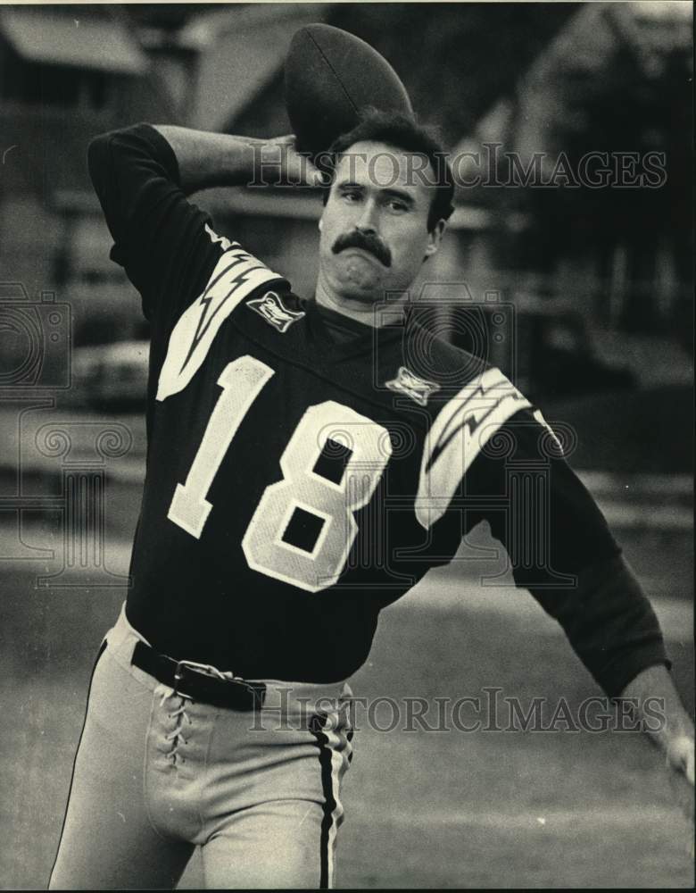 1986 Press Photo Football Quarterback Mike Yttre Practices His Throw - mjc43676 - Historic Images