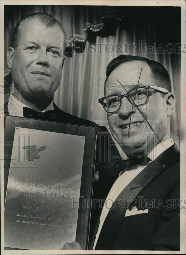 1965 Robert A. Uihlein Jr. Receives Headliner Award-Historic Images