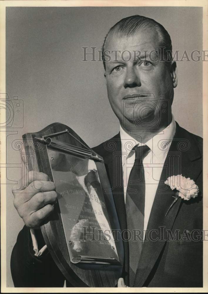 1964 Press Photo Robert A. Uihlein, Jr. Given Eagles' Civic Service Award- Historic Images