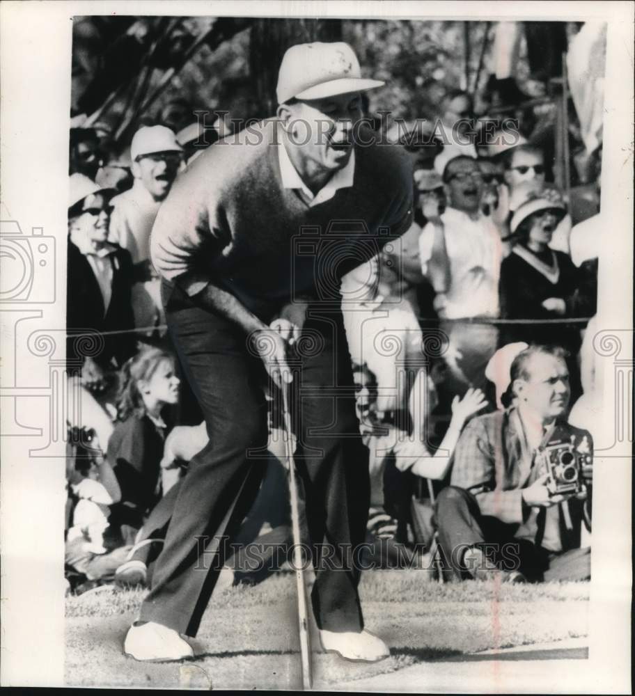 1965 Press Photo Golfer Dan Sikes Excited on Sinking 25 Foot Birdie Putt - Historic Images