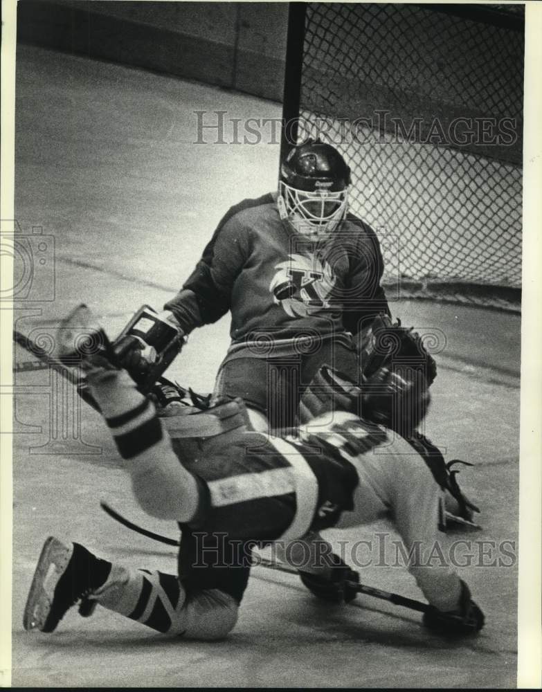 1983 Press Photo Milwaukee Admiral Gord Stafford Attempted Goal Shot Misses- Historic Images