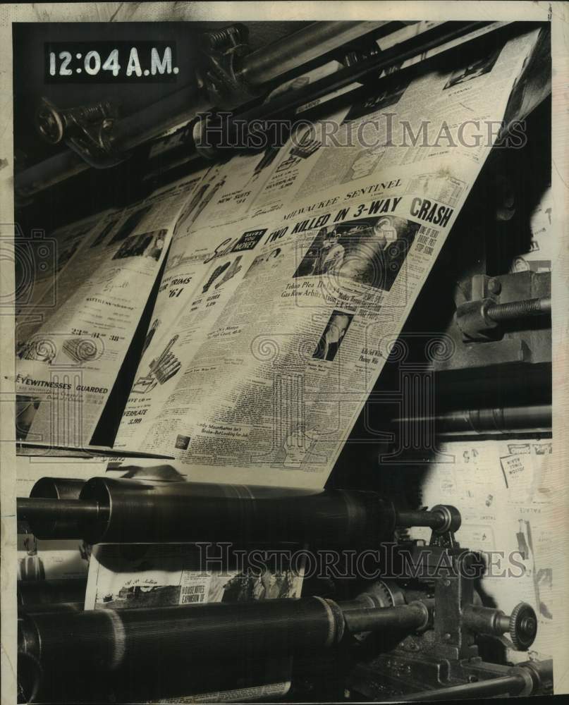 1949 Press Photo Milwaukee Sentinel Newspaper folding machine - Historic Images