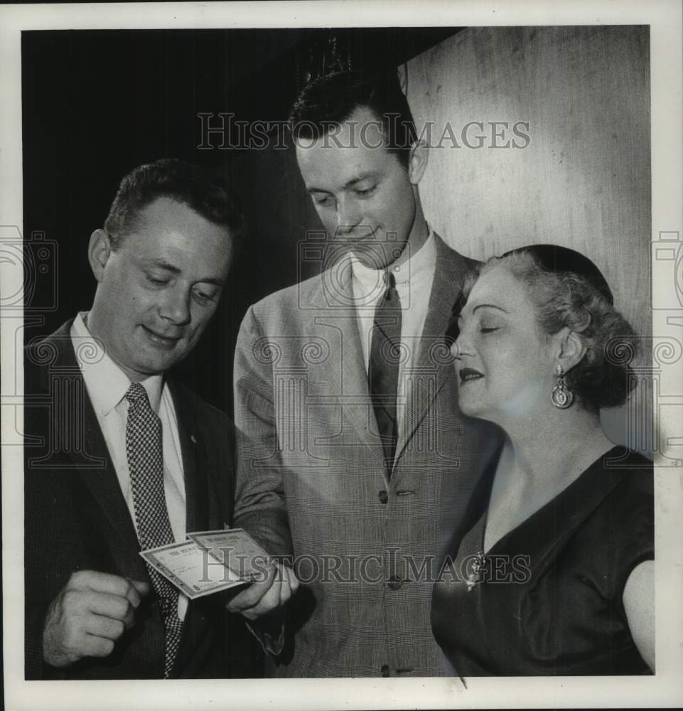 1958 Press Photo The Milwaukee Journal Classified Department Employees- Historic Images