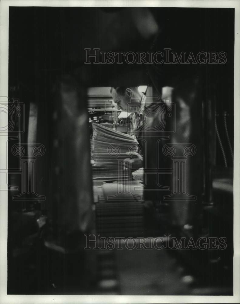 1969 Press Photo James Steuer of The Milwaukee Journal Mailroom - mje00142- Historic Images