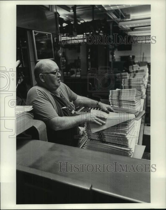 1960 The Milwaukee Journal Mailroom Employee - Historic Images