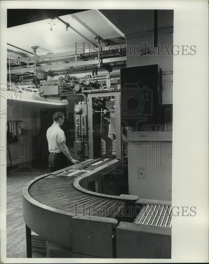 1967, New Conveyor in The Milwaukee Journal Mailroom - mje00148 - Historic Images