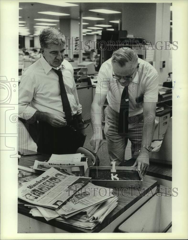 1982 Press Photo Milwaukee Journal employees cutting a birthday cake - mje00157 - Historic Images