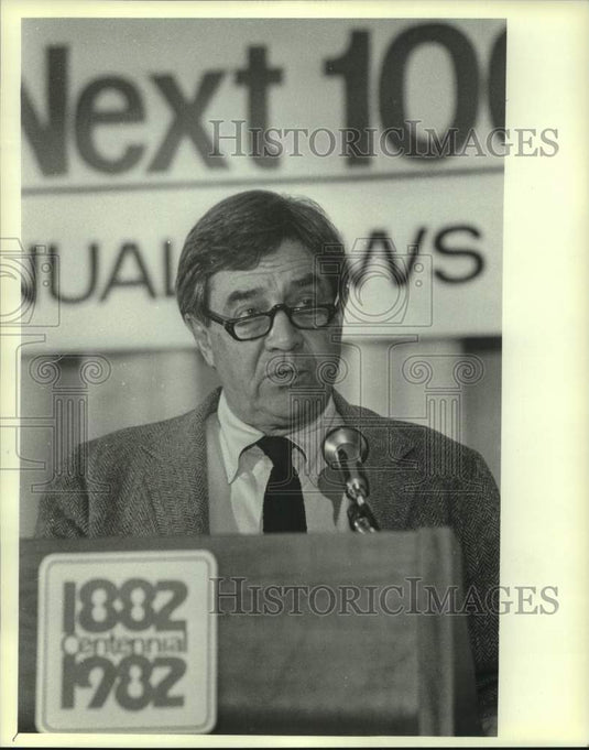 1982 Press Photo Ed Bayley at Milwaukee Journal Seminar, Marc Plaza - mje00161 - Historic Images