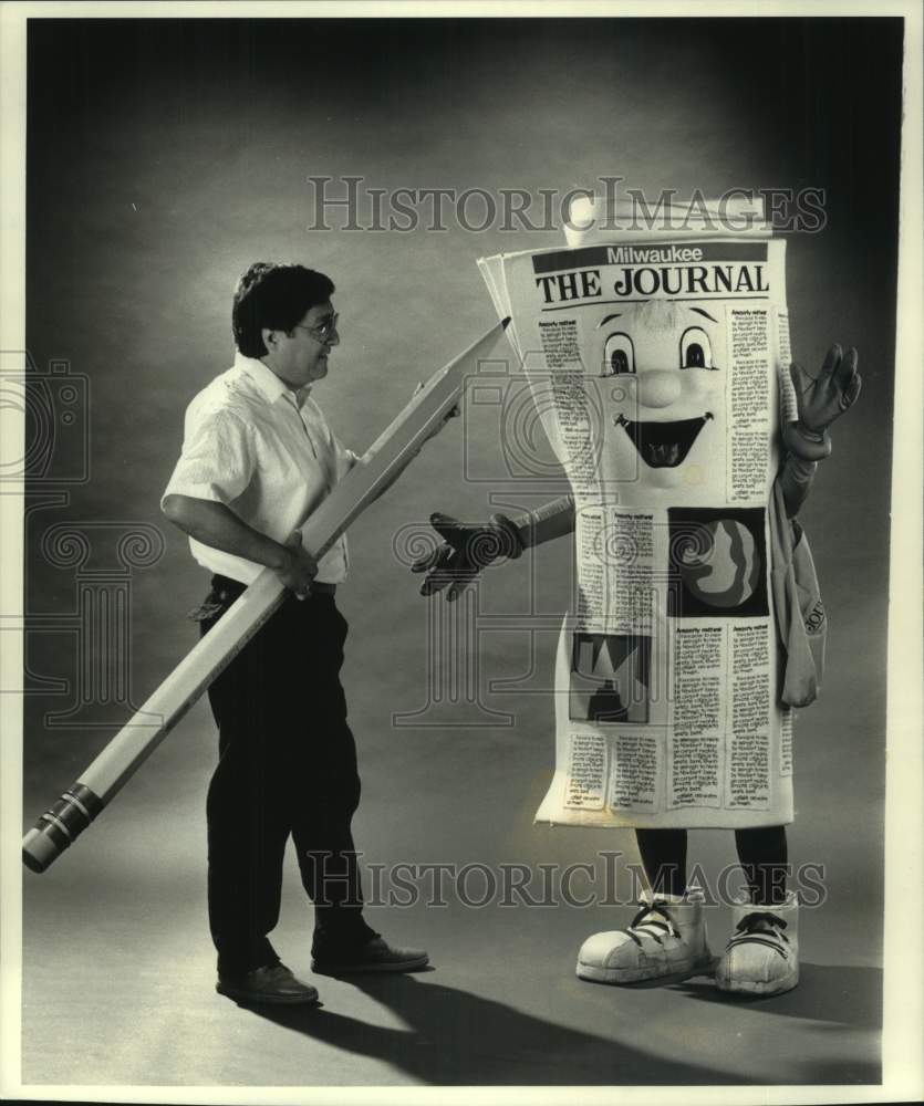 1990 Press Photo Milwaukee Journal Artist Luis Machare &amp; The Journal&#39;s Mascot - Historic Images