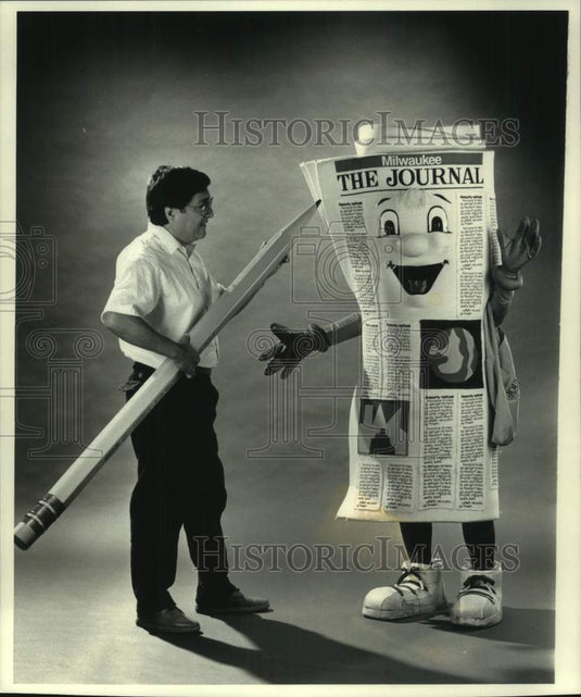 1990 Press Photo Milwaukee Journal Artist Luis Machare & The Journal's Mascot - Historic Images