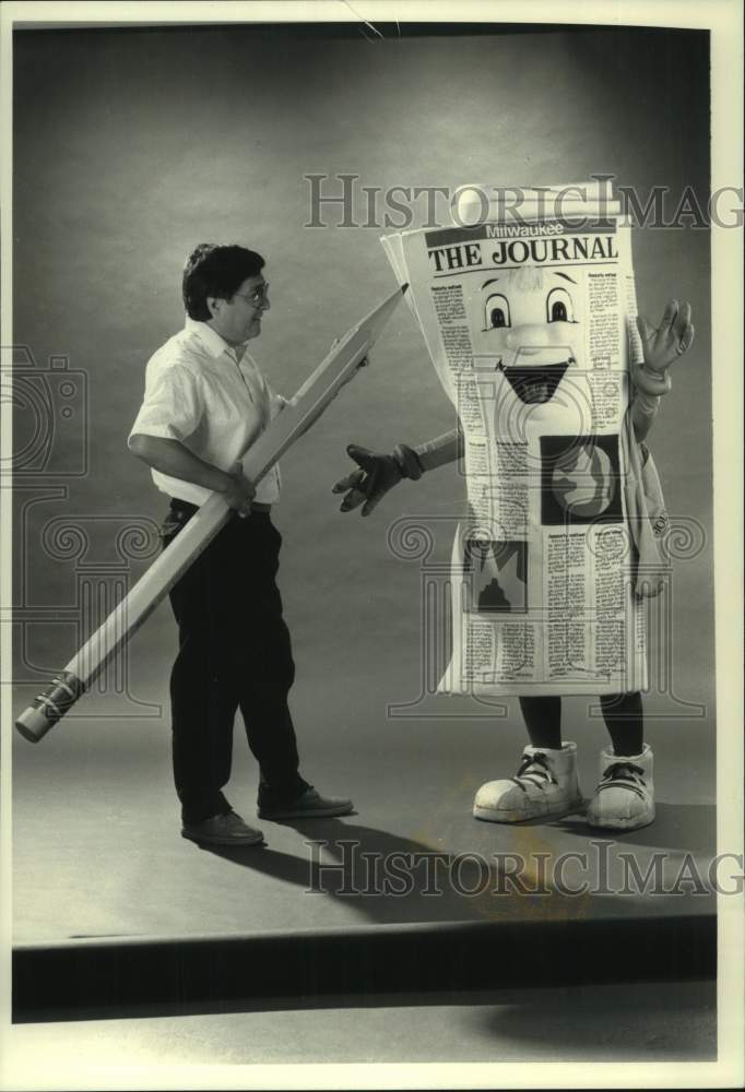 1990 Press Photo Journal Artist Luis Machare &amp; Milwaukee Journal mascot Rollie - Historic Images