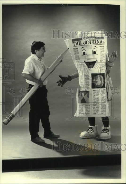 1990 Press Photo Journal Artist Luis Machare & Milwaukee Journal mascot Rollie - Historic Images