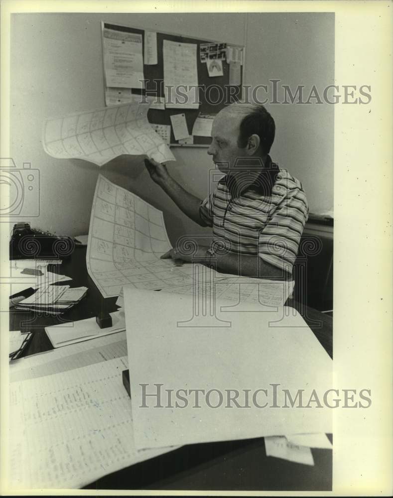 1981 Press Photo Dick Morrissey in Milwaukee Journal Advertising Services - Historic Images