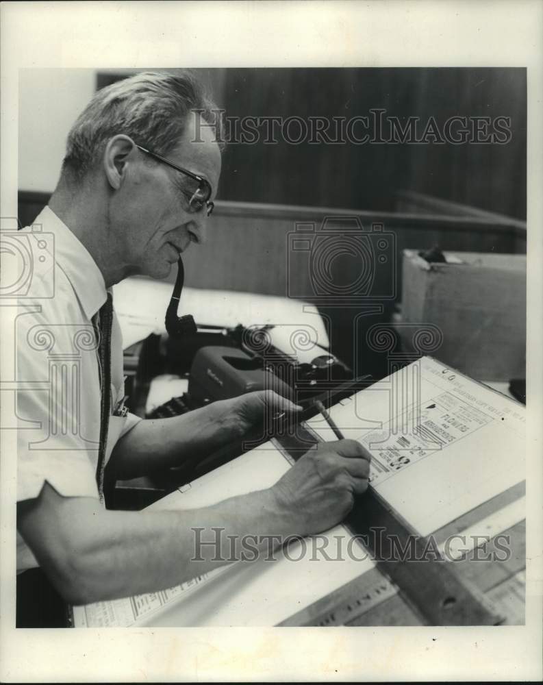 1969 Press Photo Rheiney Salchert of Milwaukee Journal Advertising Services- Historic Images