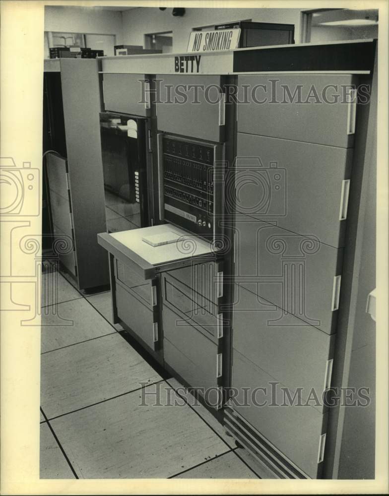 1984 Press Photo Work Station in Milwaukee Journal Sentinel Advertising Service- Historic Images