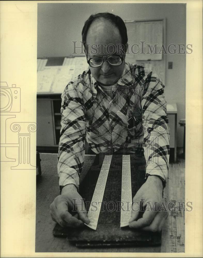 1984 Press Photo Employee in Milwaukee Journal Sentinel Advertising Services