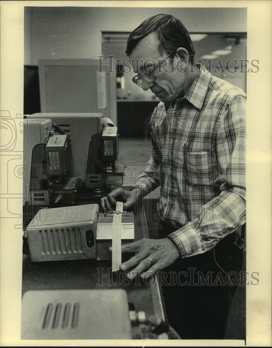 1984 Press Photo Employee in Milwaukee Journal Sentinel Classified Advertising - Historic Images