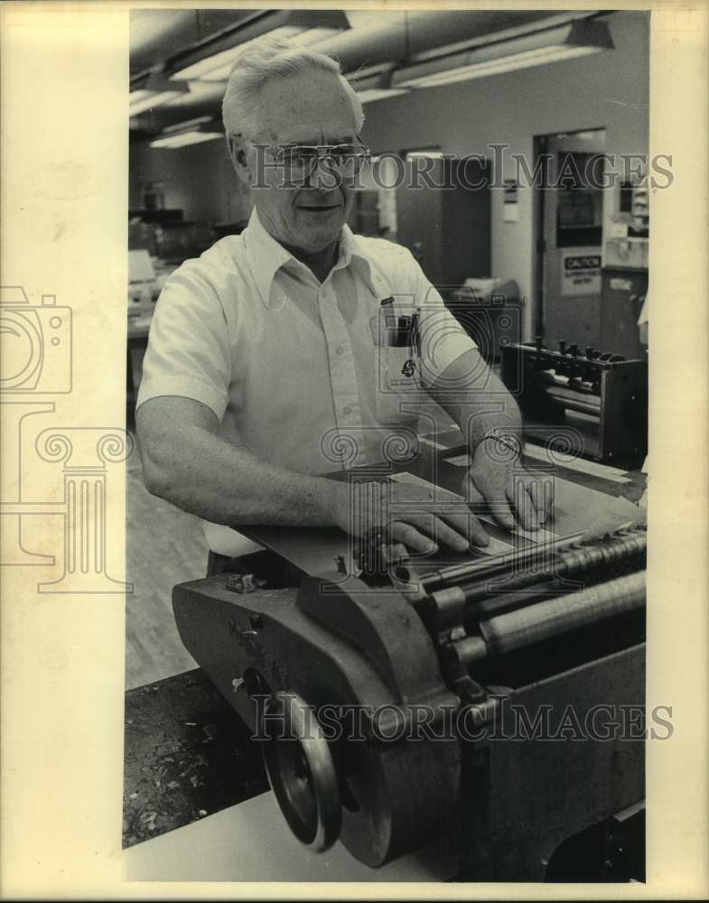 1984 Press Photo Employee in Milwaukee Journal Classified Advertising - Historic Images