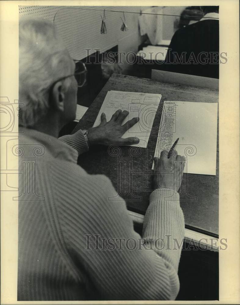 1984 Press Photo Employees in Milwaukee Journal Classified Advertising Service- Historic Images