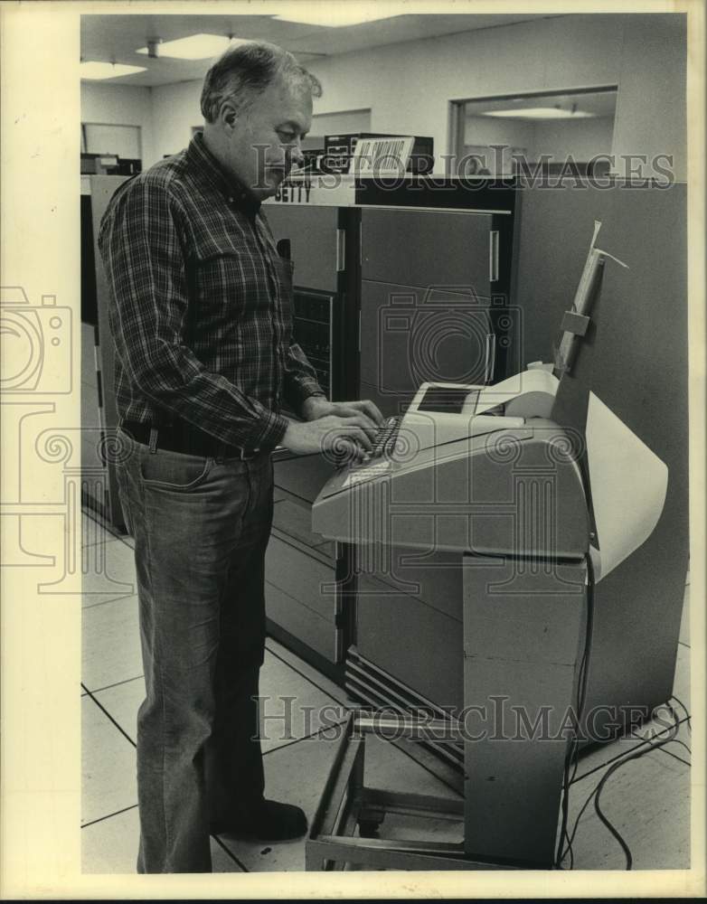 1984 Press Photo Employee in Milwaukee Journal Classified Advertising Service- Historic Images