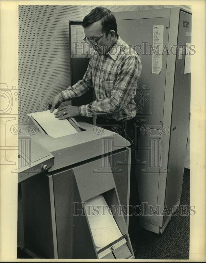 1984 Press Photo Employee in Milwaukee Journal Advertising Service - mje00231 - Historic Images