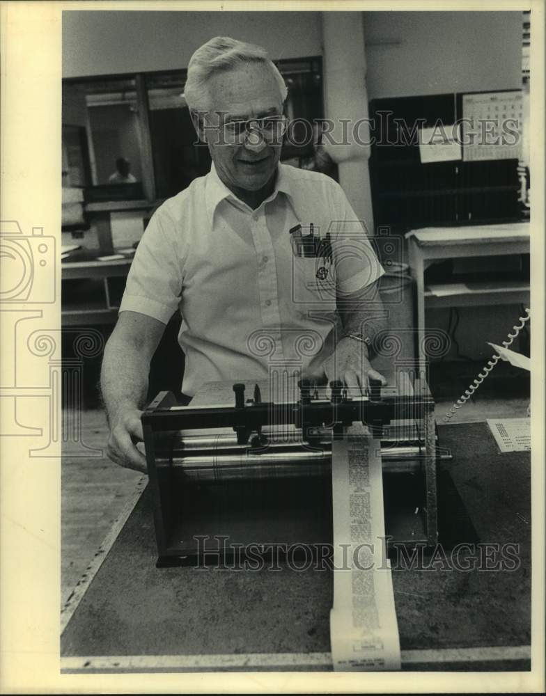 1984 Press Photo Employee in Milwaukee Journal Sentinel Advertising Service - Historic Images