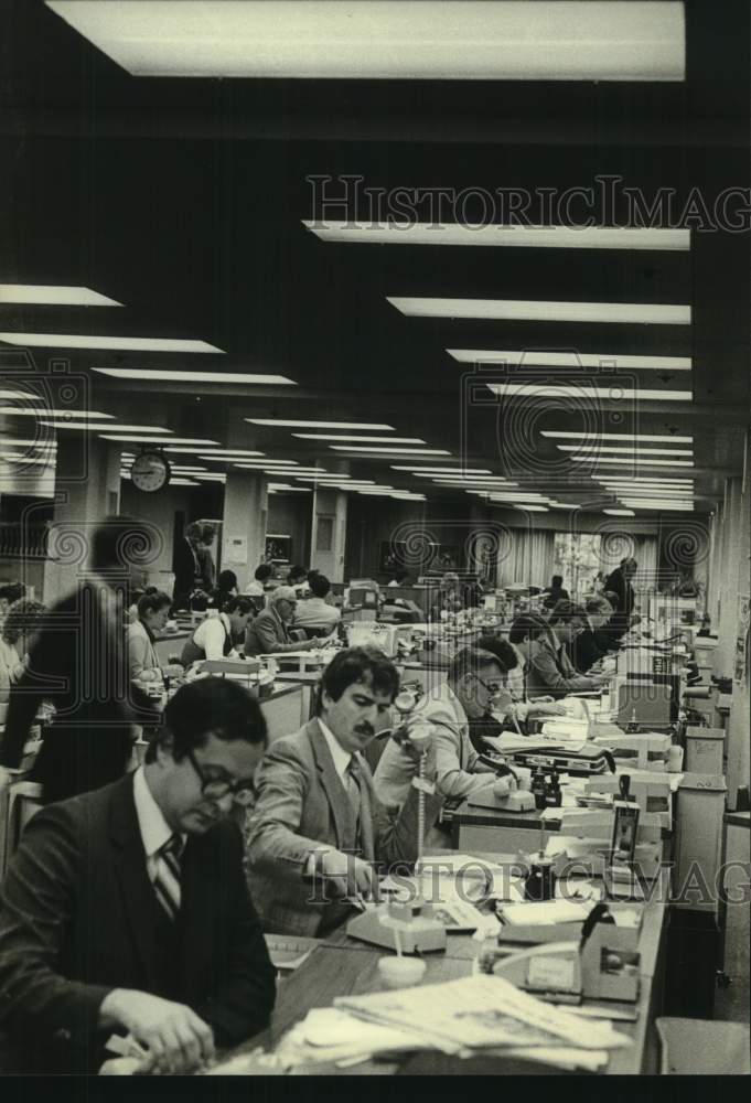 1981 Press Photo Employees in Milwaukee Journal Sentinel Advertising Service - Historic Images